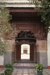 Image du Maroc Professionnelle de  Le Palais de la Bahia se trouve au sud de la Médina de Marrakech près de la Casbah non loin du quartier juif le Mellah. Il fut construit vers 1867 par Si Moussa, puissant et richissime grand Vizir du Sultan Hassan Ier. Durant le règne, Ahmed ben Moussa fils héritier successeur de Si Moussa fait agrandir la partie sud de ce palais officiel, ou il réside avec ses femmes et ses 24 concubines, et leurs nombreux enfants. Le palais est baptisé du nom de sa maîtresse favorite, la B?hiya. Mercredi 21 Août 1997. (Photo / Abdeljalil Bounhar)